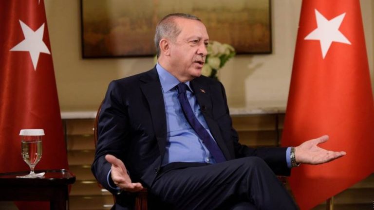 الليرة التركية تنخفض أمام الدولار خلال كلمة لأردوغان عن “مساوئ” الفائدة المرتفعة