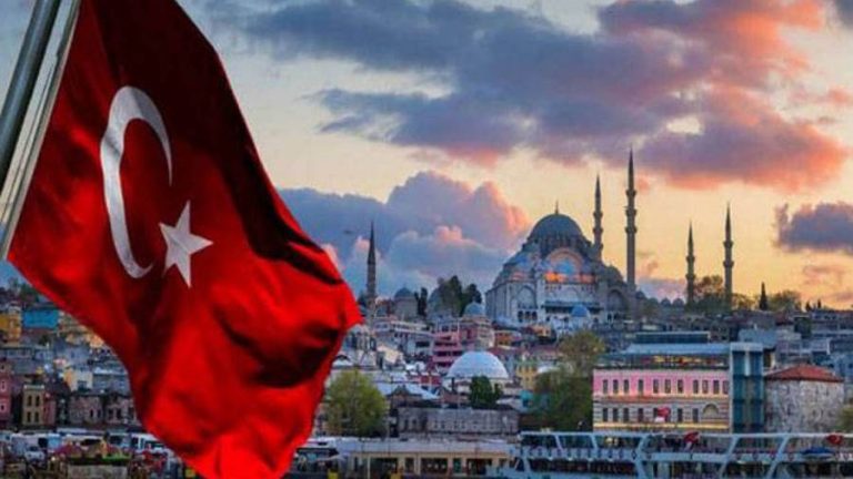 كاتب أمريكي: تركيا على حافة الانهيار بسبب سياسات “أردوغان”