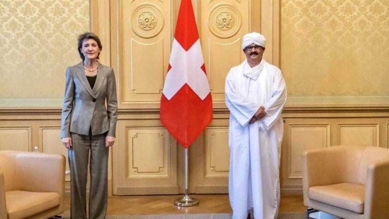 عاجل.. علي بن أبي طالب يقدم اوراق إعتماده سفيراً ومفوضاً لدى سويسرا