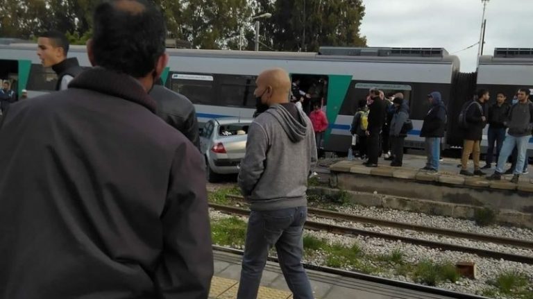 اصطدام سيارة بقطار في الزهراء