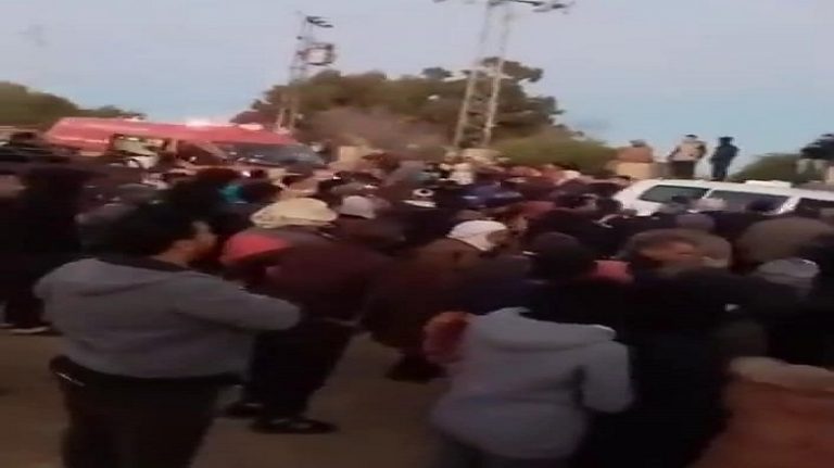 عاجل/ تأجج الوضع بمنطقة العين السخونة بعد وفاة شاب متأثرا بجروحه