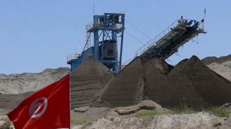 وزيرة الصناعة تنظر في الاشكاليات التي تحول دون عودة نشاط الفسفاط