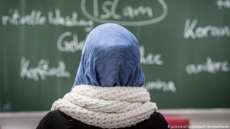 شخص مسلح بسكين يقتحم مدرسة ويهدد معلمة لاجبارها على ارتداء الحجاب