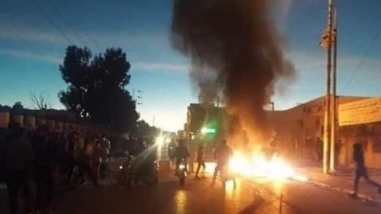 مجموعة من شباب وأطفال ” حي النور ” يعتدون على مركز أمن الحي