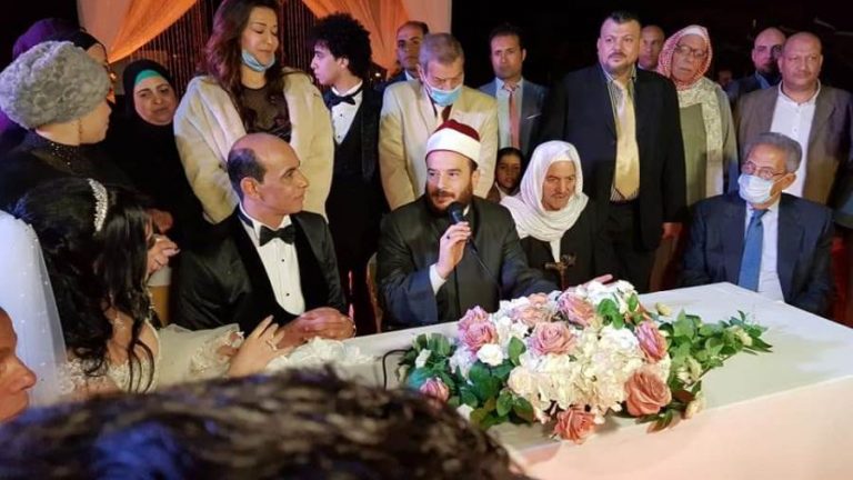 شاهد.. عمرو موسي ووزير قطاع الأعمال يشهدان علي عقد قران الإعلامي المصري محمد موسي