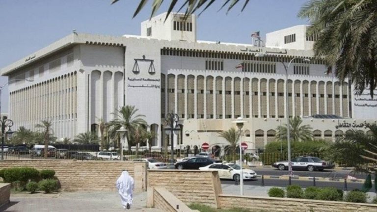 الكويت.. الحبس المؤبد بحق متهم باغتصاب زوجة صديقه وخادمتها