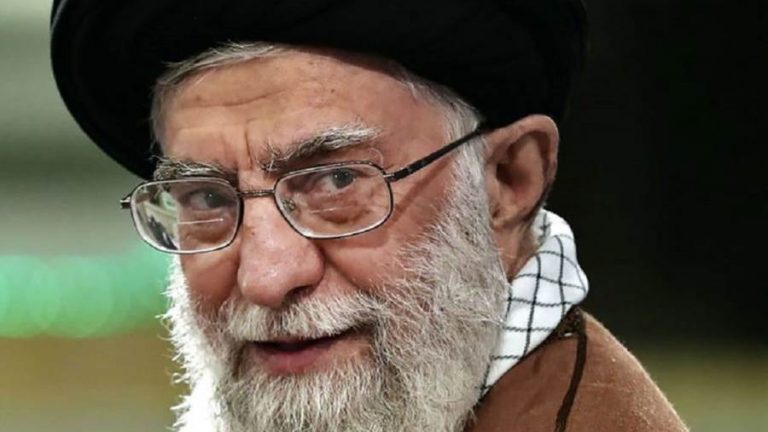 مسؤول مقرب من خامنئي يعلق على أنباء تدهور صحته