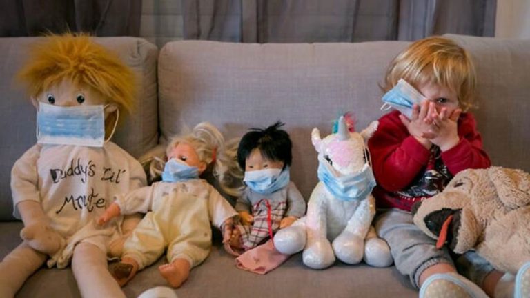 دمى بكمامات وأجهزة اختبار.. “كورونا” يبدل شكل هدايا الميلاد