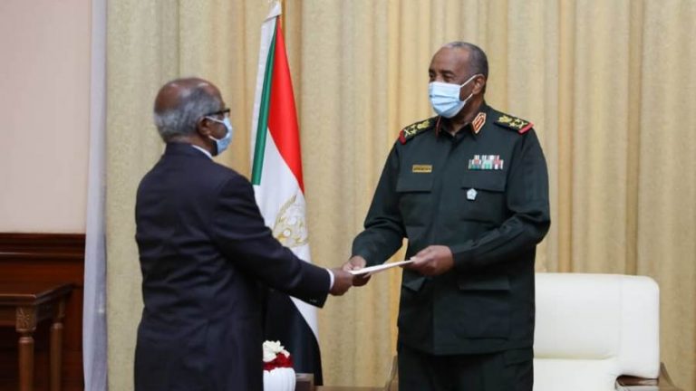 عاجل.. البرهان يتسلم رسالة خطية من الرئيس سياسي أفورقي