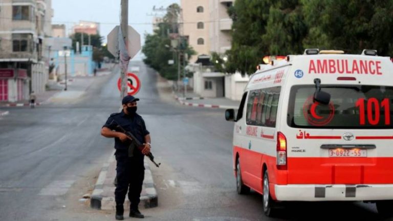 سارق ينزع حلق ذهب من مسنة متوفاة بكورونا في غزة