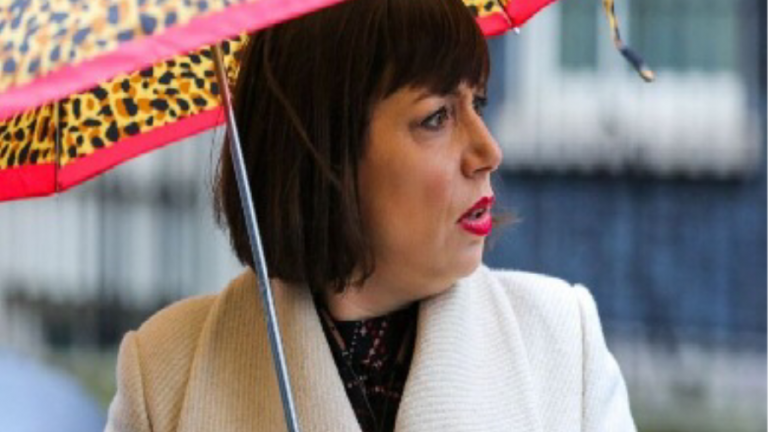 سكاي نيوز توقف مذيعة بارزة عن العمل لانتهاكها قيود فيروس كورونا