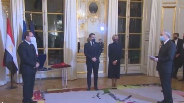 صورة تكشف منح السيسي أعلى وسام في فرنسا بحضور ماكرون وزوجته