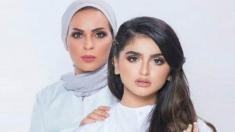 والدة حلا الترك تبكي وتطلب وساطة أحلام للصلح مع ابنتها