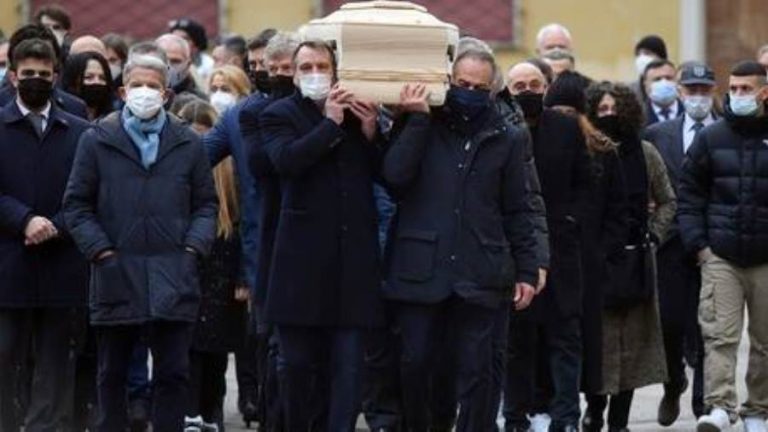 السطو على منزل الأسطورة الإيطالي الراحل باولو روسي خلال جنازته