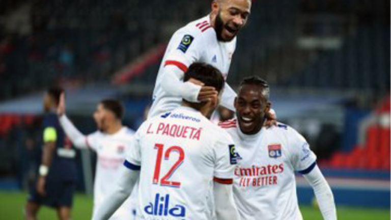 ليون يصدم سان جيرمان ويزاحم ليل في صدارة الدوري الفرنسي