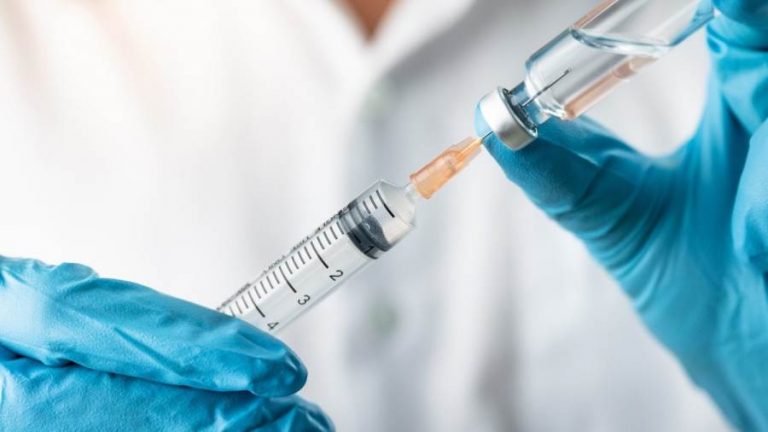 بدء توزيع لقاح كورونا مجانا في الإمارات