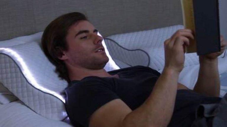 كشف مخاطر النوم بجوار الهاتف الذكي