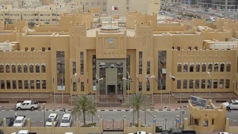 قطر تحتجز أستراليًا ونجله منذ أشهر دون توجيه تهمة معينة لهما