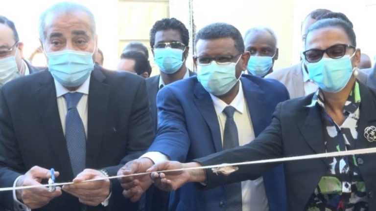 عاجل.. وزير التموين والتجارة المصري يفتتح مخبز وادي النيل