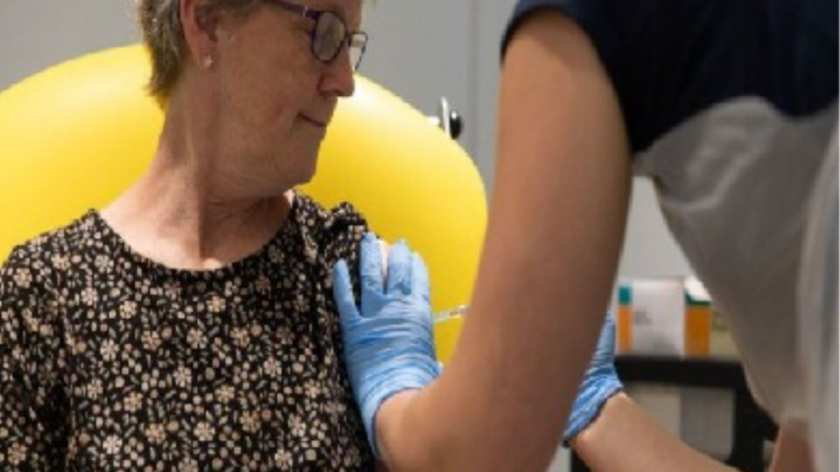 خبراء يحذرون من «فوضى وغضب» خلال توزيع لقاحات كورونا في أمريكا