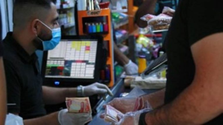 بلومبيرج: خفض سعر الدينار العراقي مقابل الدولار “إجراء مستحق”