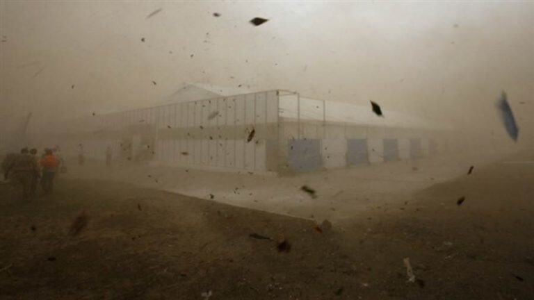 الفلبين تعلن مقتل 8 أشخاص ونزوح الآلاف جراء عاصفة شديدة
