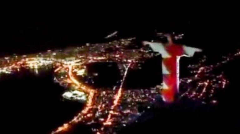 علم مملكة البحرين يضىء تمثال المسيح الفادى فى البرازيل