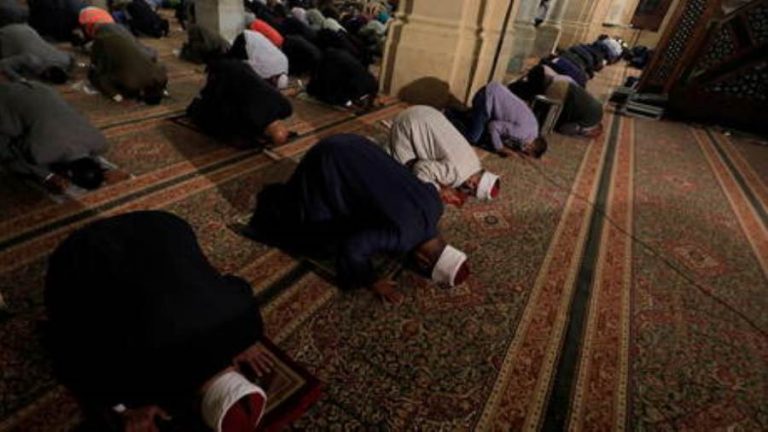 مصر تعلن عن إجراءات حازمة لغلق المساجد