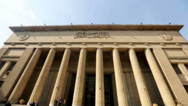 مصر.. عقوبة “خصم” لأستاذ جامعي كتب على السبورة عبارة مثيرة للجدل