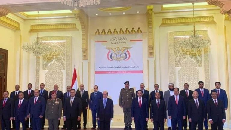 الحكومة اليمنية الجديدة تؤدي اليمين الدستورية أمام هادي في الرياض