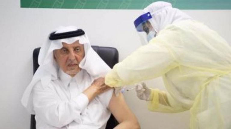 أمير مكة المكرمة يتلقى الجرعة الأولى من لقاح كورونا