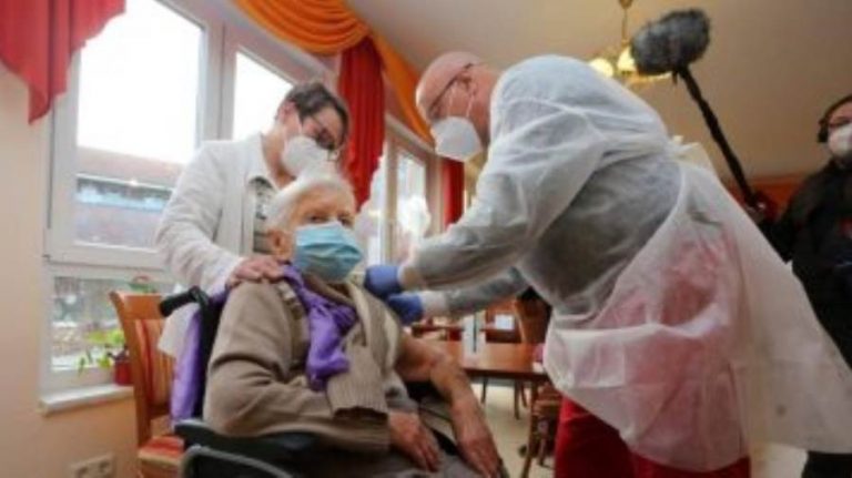 أول شخص يتلقى لقاح كورونا فى ألمانيا سيدة عمرها 101 عام