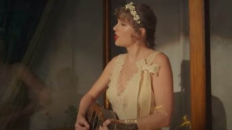 ألبوم Evermore لتايلور سويفت الأكثر استماعاً وفقا لمؤشرات Billboard