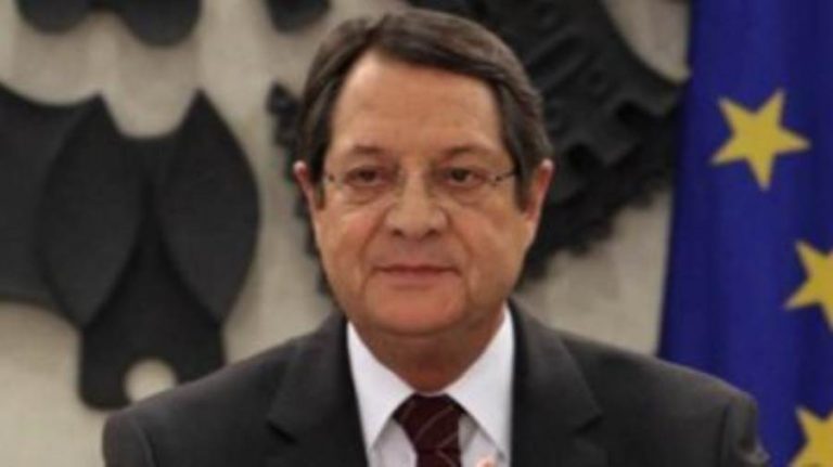 الرئيس القبرصي يتلقى الجرعة الأولى من لقاح فيروس كورونا