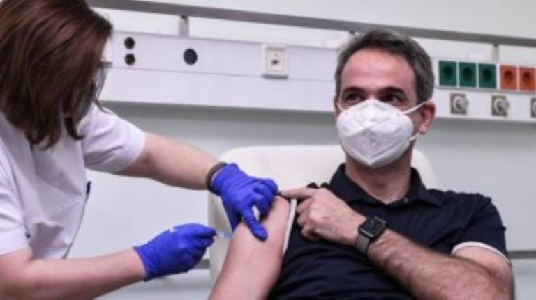 رئيس وزراء اليونان يتلقى لقاح كورونا على الهواء ويؤكد: اليوم نبتسم تحت الأقنعة
