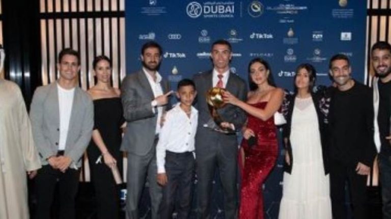 كريستيانو رونالدو يحتفل بجائزة أفضل لاعب فى القرن بصورة جديدة