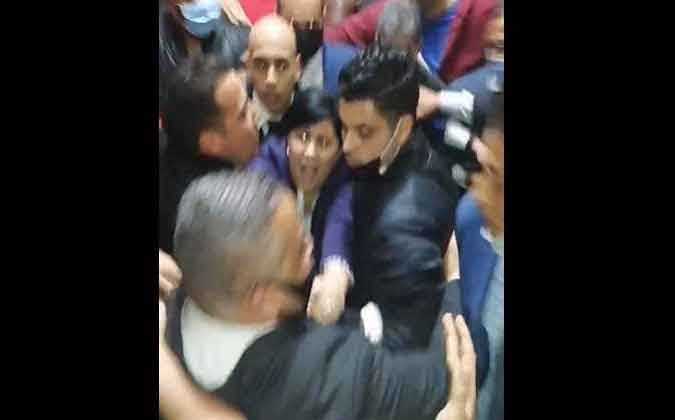 مشاحنات بين عبير موسي و سيف الدين مخلوف امام مقر اتحاد العلماء المسلمين