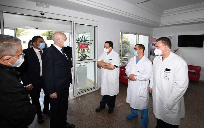 بعد تعرّضه لوعكة صحية: قيس سعيد يزور الرئيس الأسبق محمد الناصر