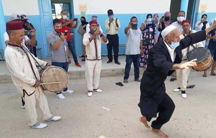 المواطنون يحتفلون باليوم الوطني للتلقيح بالرقص والزغاريد