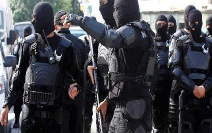 تعزيزات أمنيّة مكثّفة بأحد الوحدات الفندقيّة بقمرت: وزارة الداخلية تُوضّح