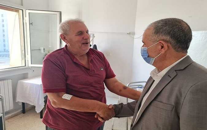 بعد زيارة الطبوبي- بن أحمد يعلّق اعتصامه ويغادر المستشفى