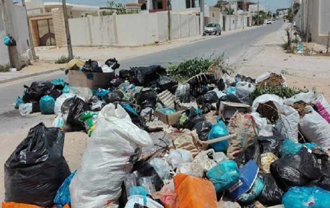 طبربة تغرق في الفضلات والمواطنون يحتجون