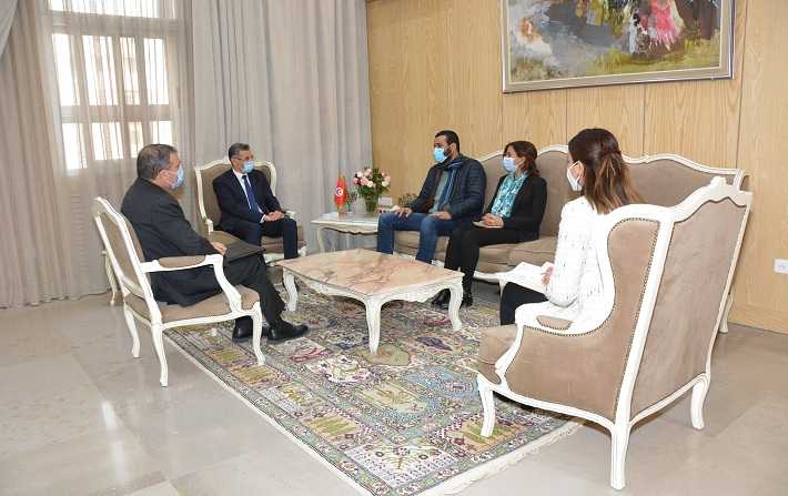 وزير الداخلية يُبرّر الإعتداءات على الصحفيين بالأخطاء المهنية المعزولة لا غير