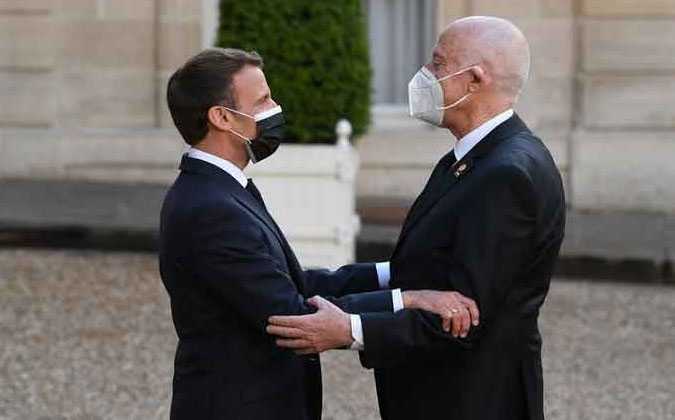 ايمانويل ماكرون يحث قيس سعيد على قيادة انتقال تشاركي