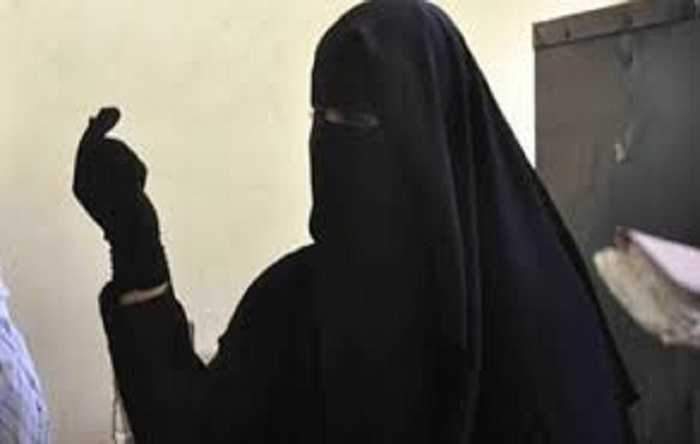 قفصة : منقبة تقوم بحقن طفلة بمادة مجهولة وتلوذ بالفرار