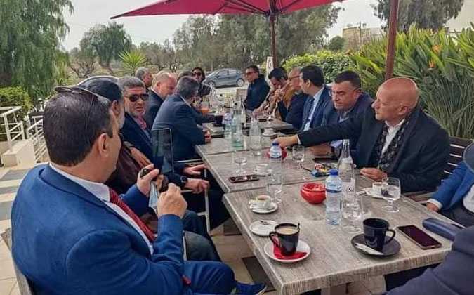 بعد منع اجتماعهم : مواطنون ضد الانقلاب يجتمعون في أحد المقاهي بالحمامات