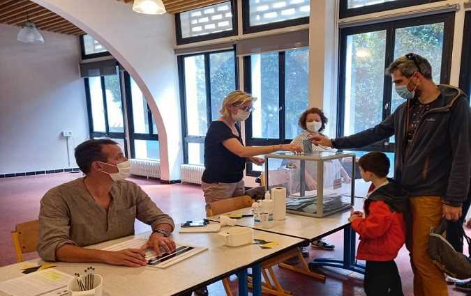 الفرنسيون المقيمون بتونس يصوتون لاختيار رئيسهم المقبل