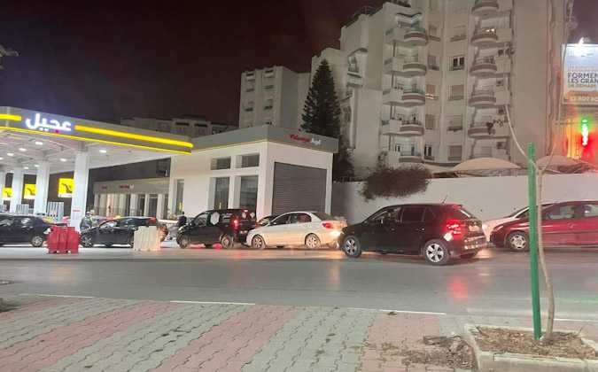 محطات بيع الوقود تكتظ بالسيارات