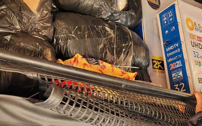 ضبط سيارة ادارية تحمل 930 قطعة ملابس بطريقة غير قانونية