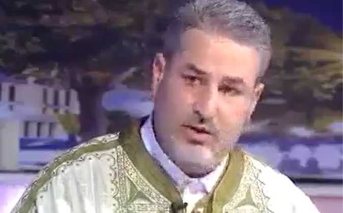 شيخ تونسي يثير الجدل بطريقة حديثه